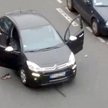 Terroryści islamscy, bracia Kouachi, z kałasznikowami pod redakcją Charlie Hebdo w Paryżu 7 stycznia