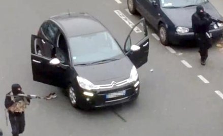 Terroryści islamscy, bracia Kouachi, z kałasznikowami pod redakcją Charlie Hebdo w Paryżu 7 stycznia