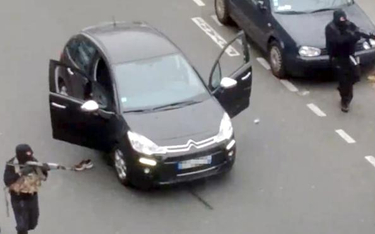 Terroryści islamscy, bracia Kouachi, z kałasznikowami pod redakcją Charlie Hebdo w Paryżu 7 stycznia