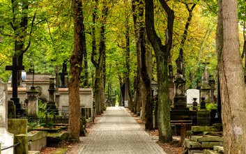 Cmentarz Powązkowski jest najbardziej znaną warszawską nekropolią