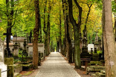 Cmentarz Powązkowski jest najbardziej znaną warszawską nekropolią