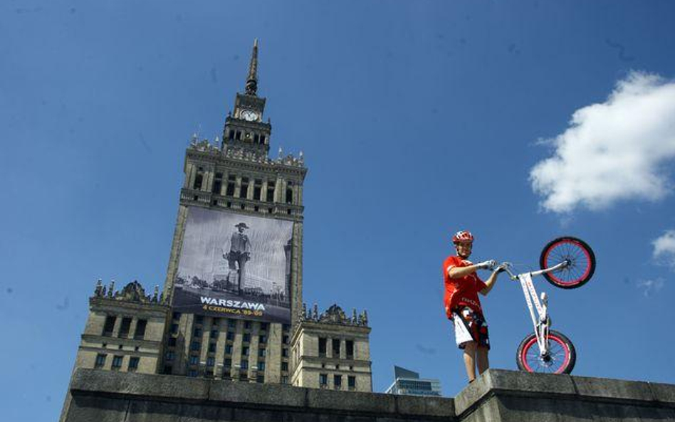 Rocznicowy plakat na Pałacu Kultury