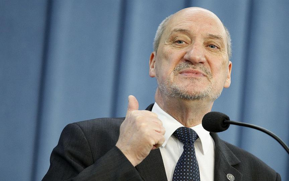 Odejście Macierewicza to efekt przeciągania liny