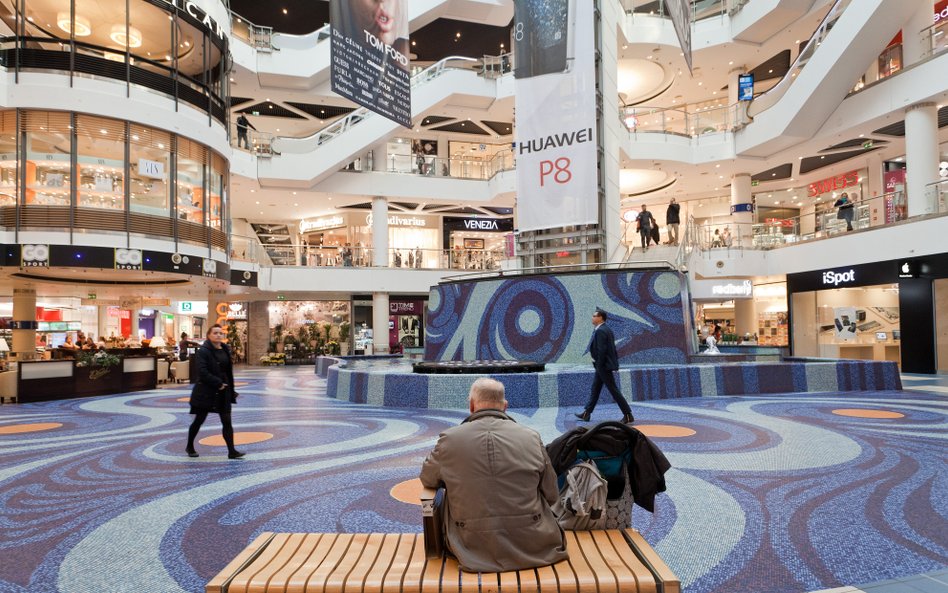 W pierwszym półroczu liczba klientów w centrach i galeriach handlowych spadła w skali roku we wszyst