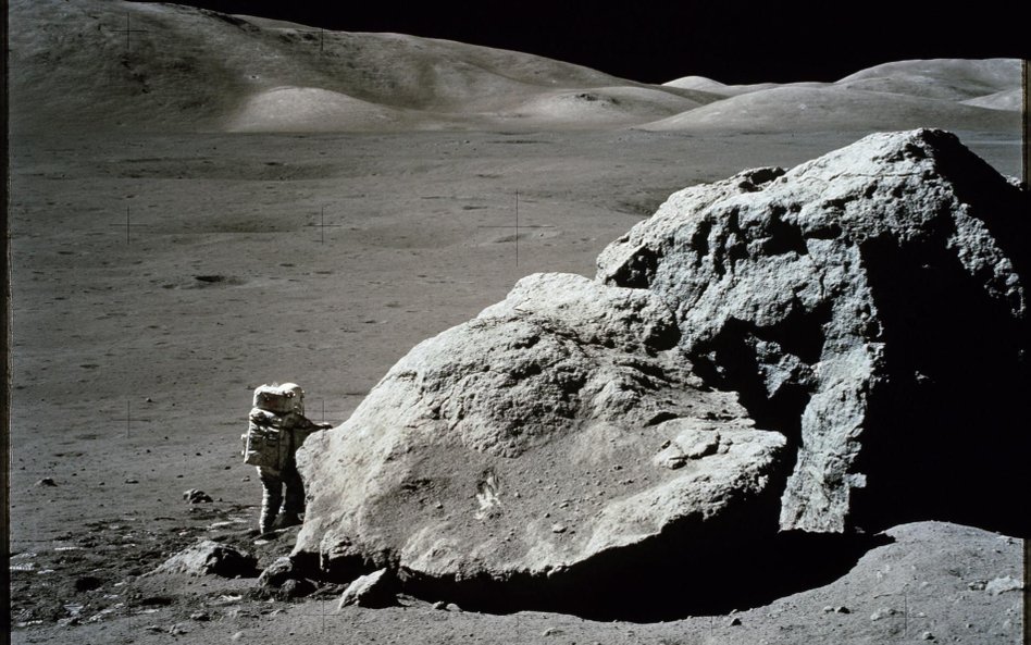Harrison H. Schmitt na powierzchni Księżyca w ramach misji Apollo 17, fotografia z 13 grudnia 1972 r