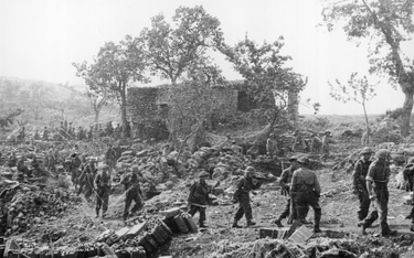 ?Polscy żołnierze opuszczają swoje stanowisko po zakończeniu bitwy o Monte Cassino. 19 maja 1944 r.