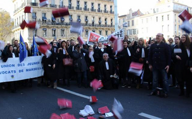Adwokaci podczas protestu na paryskich ulicach i w gmachu sądu apelacyjnego