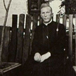 Ks. Witold Stolarczyk przed rodzinnym domem we wsi Dąbrowica w powiecie włoszczowskim