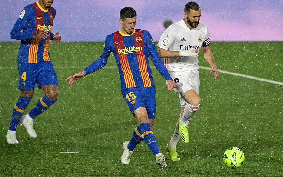 Karim Benzema (z prawej, obok Clement Lenglet) zdobył bramkę, która była ozdobą El Clasico