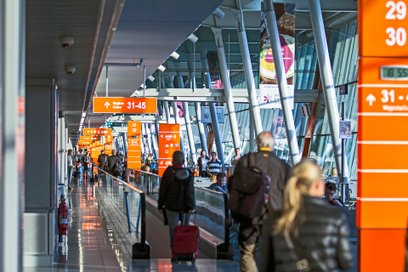 Główne zadanie obejmuje modernizację południowej strony lotniska, w tym przebudowę terminala, pirsu 