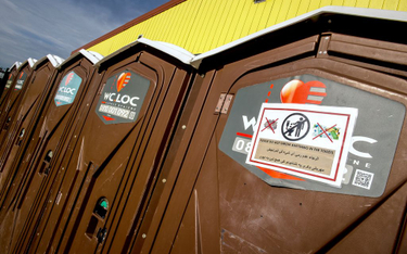 Francja: Władze zainstalowały toalety dla uchodźców w Calais. Zmusił je do tego sąd