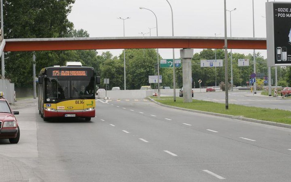 Warszawa, ul. Żwirki i Wigury, prowadząca do lotniska im. Fryderyka Chopina