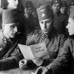 Muzułmańscy żołnierze z Handschar Waffen-SS czytają publikację „Islam i judaizm”, napisaną przez wie