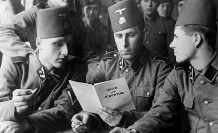 Muzułmańscy żołnierze z Handschar Waffen-SS czytają publikację „Islam i judaizm”, napisaną przez wie