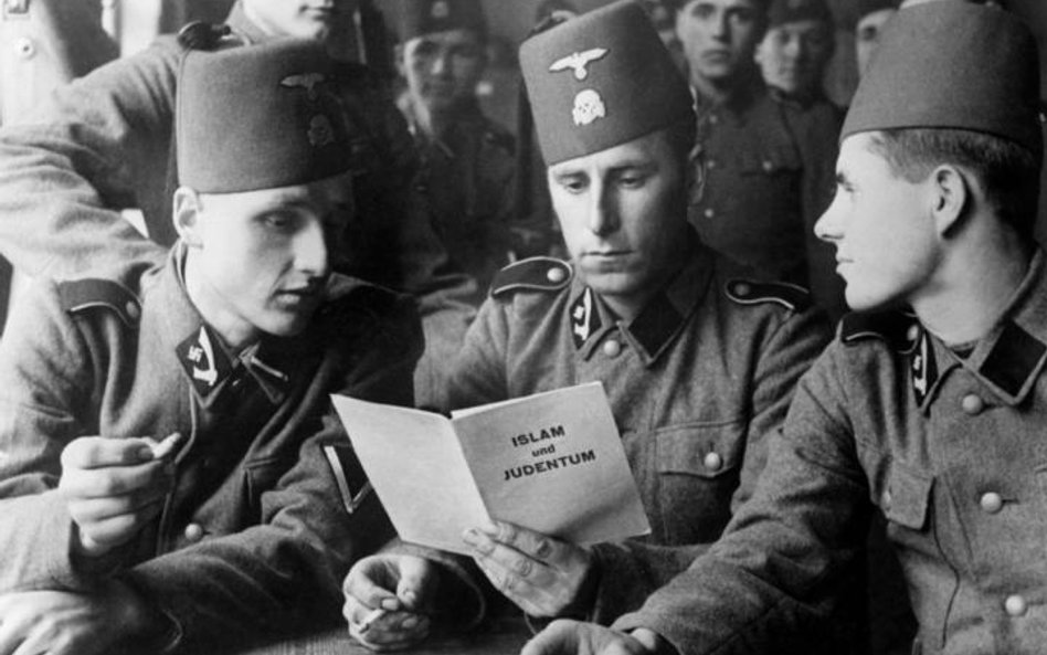Muzułmańscy żołnierze z Handschar Waffen-SS czytają publikację „Islam i judaizm”, napisaną przez wie