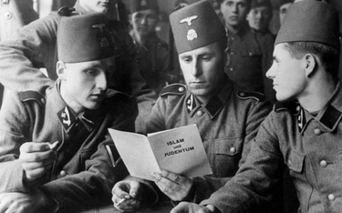 Muzułmańscy żołnierze z Handschar Waffen-SS czytają publikację „Islam i judaizm”, napisaną przez wie