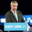 Lider brytyjskiej partii Reform UK, Nigel Farage, przemawia podczas wiecu „100 dni na ratowanie Wiel