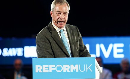 Lider brytyjskiej partii Reform UK, Nigel Farage, przemawia podczas wiecu „100 dni na ratowanie Wiel