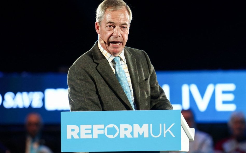 Lider brytyjskiej partii Reform UK, Nigel Farage, przemawia podczas wiecu „100 dni na ratowanie Wiel
