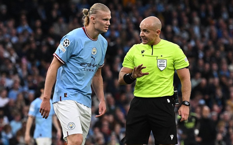 Napastnik Manchesteru City Erling Haaland i Szymon Marciniak