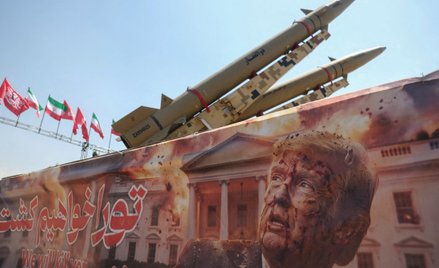 Baner ze zdjęciem Donalda Trumpa obok irańskiego systemu rakietowego