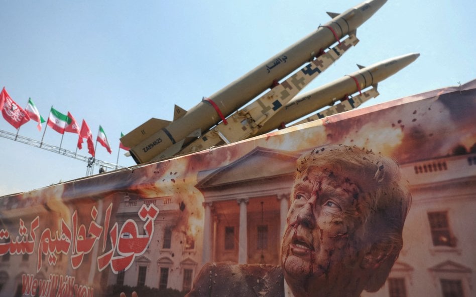 Baner ze zdjęciem Donalda Trumpa obok irańskiego systemu rakietowego