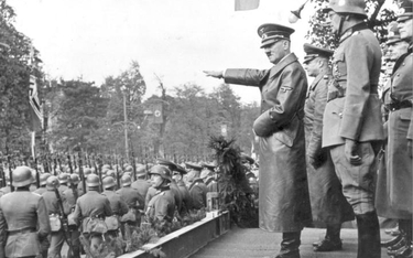 Adolf Hitler przyjmuje defiladę niemieckich wojsk w Alejach Ujazdowskich w Warszawie (5 października