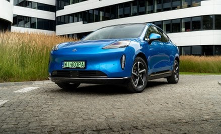 Obła sylwetka nie zdradza, że karoseria GAC Hyptec HT ma niemal pięć metrów długości