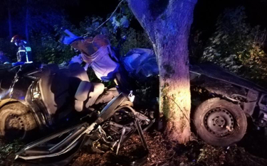 Audi z pięciorgiem młodych ludzi uderzyło w nocy w drzewo. Cztery osoby trafiły do szpitala. Jedna z