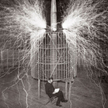 Nikola Tesla i jego nadajnik wzmacniający, laboratorium w Colorado Springs (1899 r.)