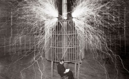 Nikola Tesla i jego nadajnik wzmacniający, laboratorium w Colorado Springs (1899 r.)