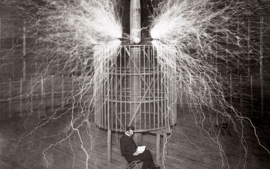 Nikola Tesla i jego nadajnik wzmacniający, laboratorium w Colorado Springs (1899 r.)