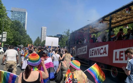 Platforma partii "LEWICA" na tle warszawskich wieżowców