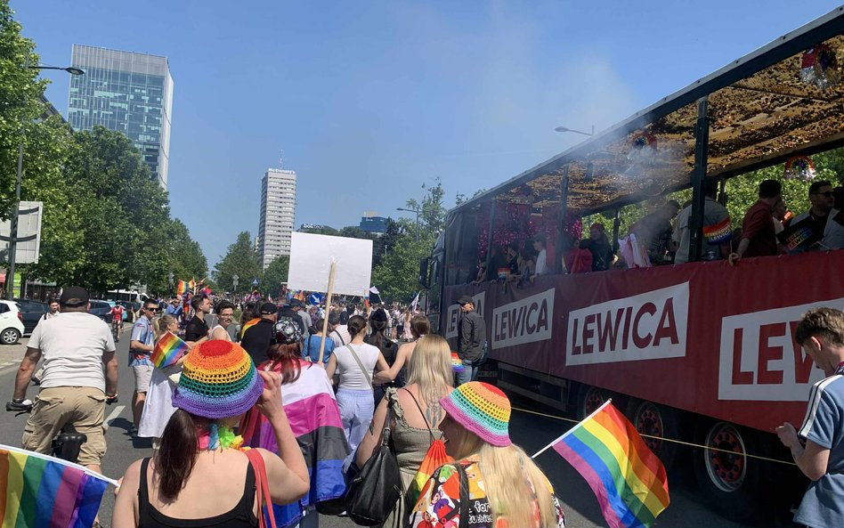 Platforma partii "LEWICA" na tle warszawskich wieżowców