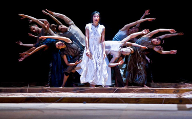 Scena z „Matsukaze” z muzyką Toshio Hosokawy i w reżyserii Sashy Waltz. Spektakle w Operze Narodowej