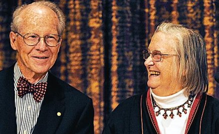 W 2009 roku Nobla w dziedzinie ekonomii otrzymali Amerykanie: Elinor Ostrom (z prawej) oraz Oliver E