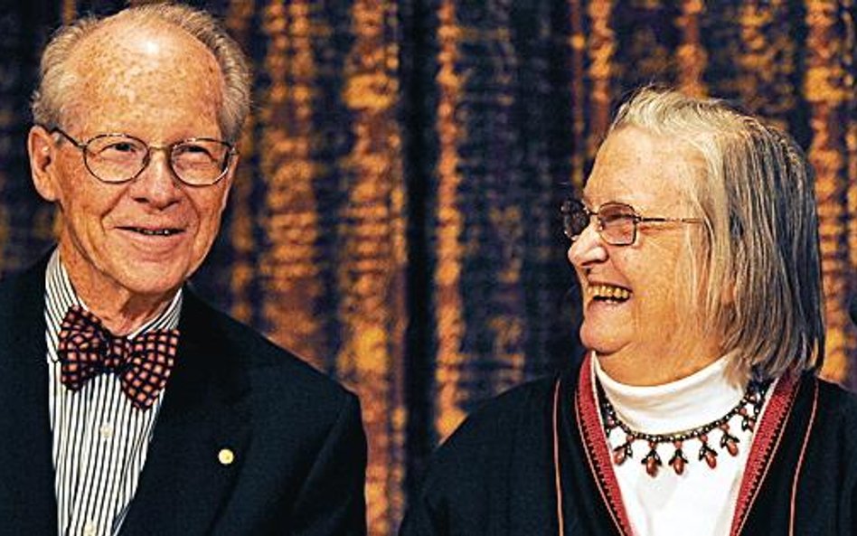 W 2009 roku Nobla w dziedzinie ekonomii otrzymali Amerykanie: Elinor Ostrom (z prawej) oraz Oliver E