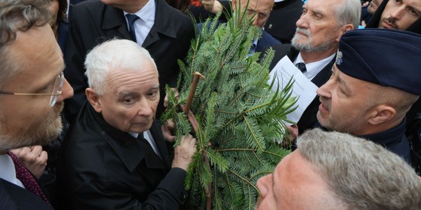 Zamieszanie na miesięcznicy smoleńskiej. Policja stanęła na drodze Jarosława Kaczyńskiego