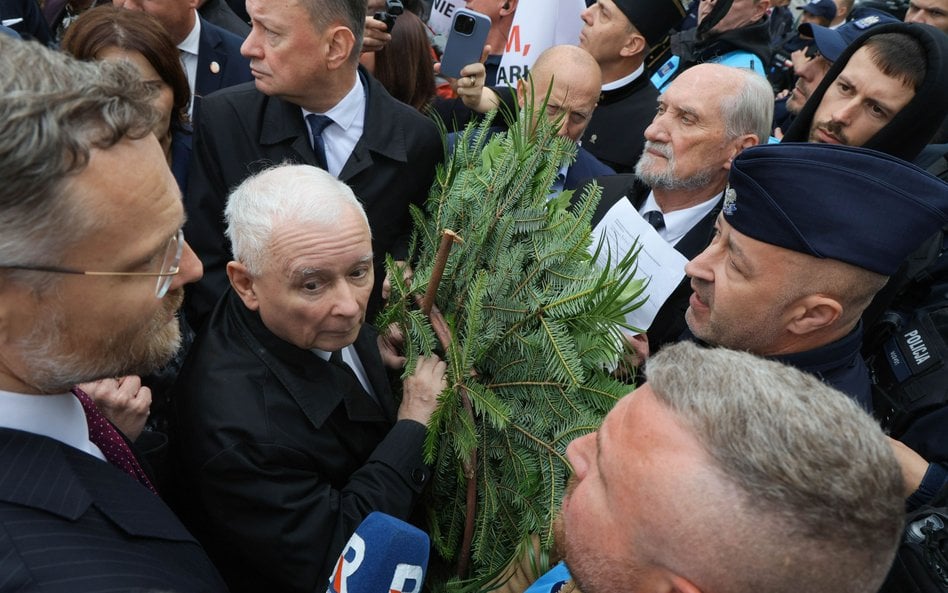 Prezes PiS Jarosław Kaczyński, szef Kancelarii Prezydenta RP Zbigniew Bogucki i poseł PiS Antoni Mac