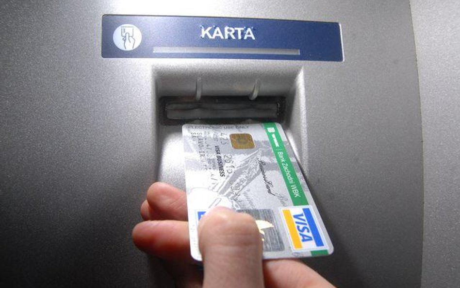 Kto płaci za oszustwa kartą bankomatową