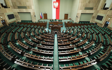 Pusta sala obrad w Sejmie w Warszawie, dzień po wyborach parlamentarnych