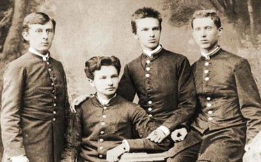 Bronisław Piłsudski (drugi od lewej). Trzeci z lewej siedzi jego o rok młodszy brat Józef.