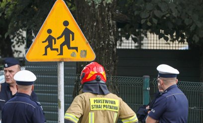 Przedstawiciele służb w pobliżu Zespołu Szkół Zawodowych Nr 4 im. Adama Chętnika w Ostrołęce, gdzie 