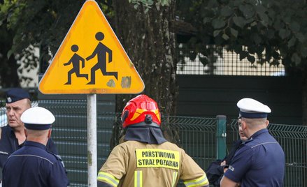 Przedstawiciele służb w pobliżu Zespołu Szkół Zawodowych Nr 4 im. Adama Chętnika w Ostrołęce, gdzie 