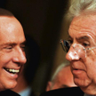 Brutusie...? Odchodzący Silvio Berluscioni gawędzi ze swoim następcą Mario Montim, listopad 2011 r.