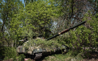 Ukraiński czołg na pozycji w rejonie Lisiczańska