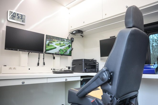 Laboratorium na kółkach posiada zaawansowane urządzenia, takie jak kamera termowizyjna na wysięgniku