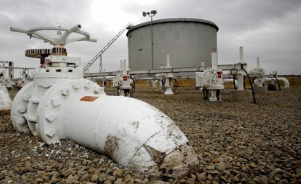 Ceny ropy w Nowym Jorku spadają, bo jej zapasy w USA najwyższe od 1931 r.