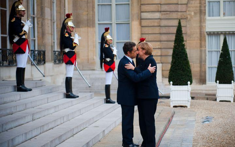 Nicolas Sarkozy wita Angelę Merkel