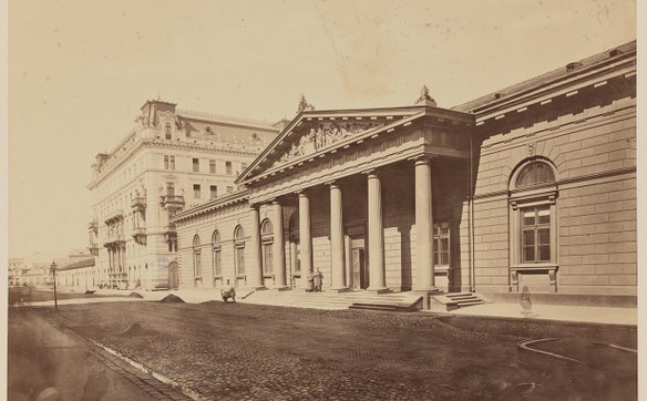 Gmach Giełdy Warszawskiej przy ul. Królewskiej 12/14. Widok w kierunku ul. Granicznej  Warszawa, ok.